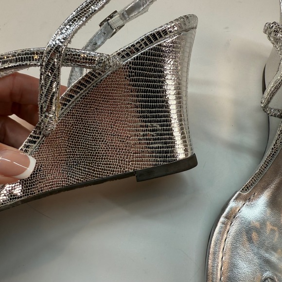 Lilly‎ Pulitzer Silver Metallic Wedge Sandals Logo Medallion Women's Size 6 - Picture 5 of 10